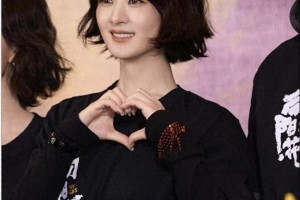 赵丽颖《向阳花》热映，短发造型减龄显小