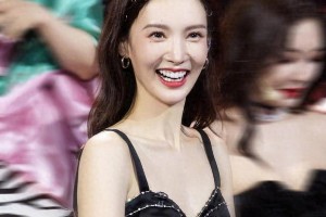 金晨反差魅力：从高冷女神到金刚芭比的时尚蜕变