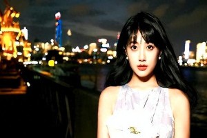 李艺彤最新写真集：甜美风格与时尚魅力