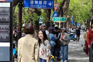 鲁豫张子枫北京公交站录节目 生图状态惊艳网友