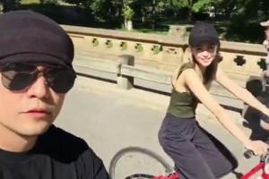 周杰伦昆凌甜蜜骑车出游，方文山意外抢镜