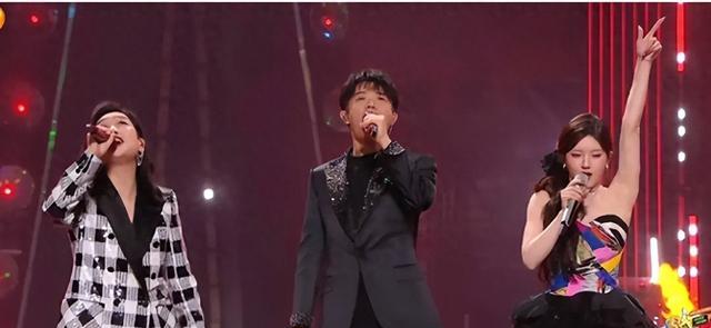 凤凰传奇赵露思同台演出