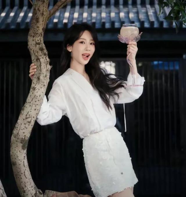 杨紫湖景照