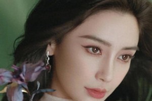杨颖复出动态：时装周惊艳亮相，能否重回顶流？