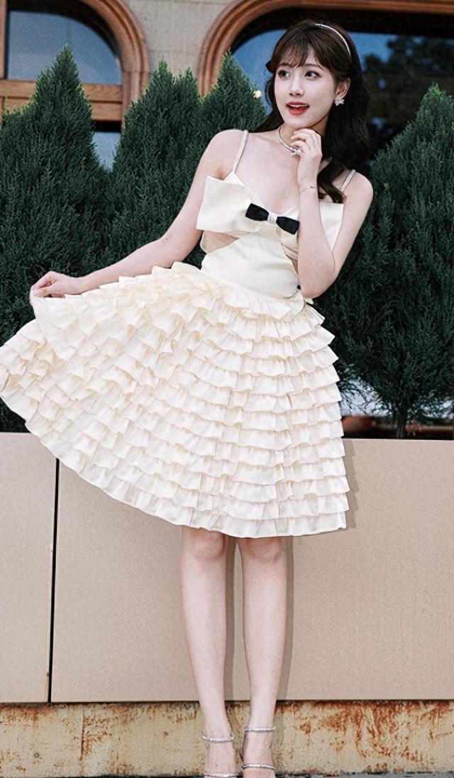 李艺彤甜美写真