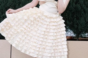 浪姐6李艺彤甜美写真 米色吊带裙显曲线