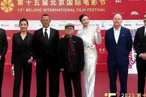 北京国际电影节开幕式：雨中红毯星光璀璨