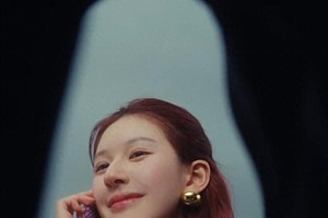 赵露思发布全英文单曲《LookYourself》展现音乐才华